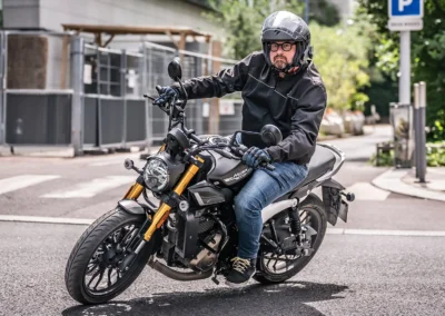 La Hero Hunk 440 mise sur une conduite toute en détente et décontraction.