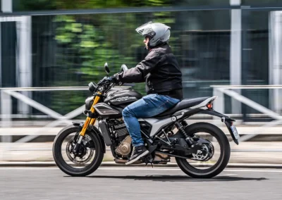 Le moteur souple de la Hero Hunk 440 est à l’avenant et participe au confort général.