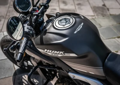 En termes de consommation, la Hunk avale en moyenne 3,2 litres au 100 km pour une autonomie supérieure à 300 km.