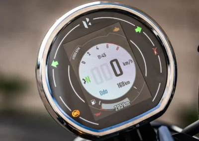 L’instrumentation circulaire chromée cache une interface connectée compatible avec votre smartphone.