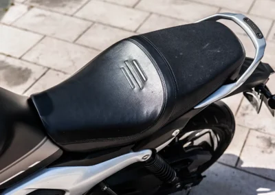 Peu exigeante et accessible aux débutants, la Hero Hunk 440 souffre d’une selle moins adaptée pour les longs trajets.