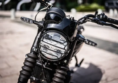 La Royal Enfield Guerrilla 450 adopte un style roadster néorétro valorisant.