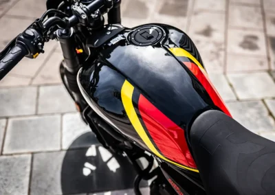 La Guerrilla 450 affiche 150 km/h en pointe au compteur et une consommation moyenne située entre 3,5 litres et 3,8 litres/100km.