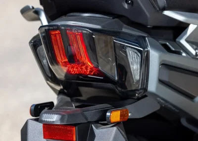 Le Kymco CV3 conserve un style dynamique et immédiatement reconnaissable.