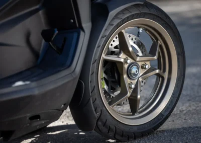 Les pneumatiques Maxxis d’origine se sont montrés rassurants et efficaces sur sol sec.