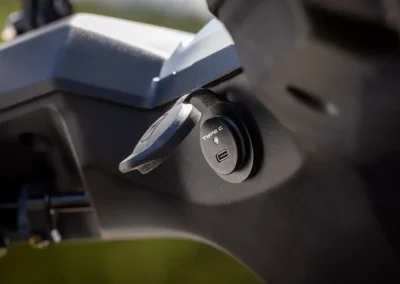 Une prise USB-C est intégrée au centre du guidon pour recharger facilement ses appareils.