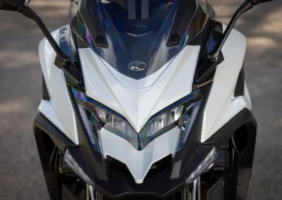 Visuellement, le Kymco CV3 575 évolue peu par rapport à la version lancée en 2022.