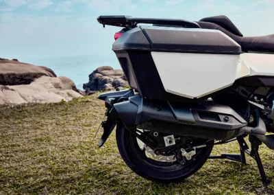 Parfaitement intégrées, les valises latérales soulignent le style original du scooter sans alourdir sa silhouette.