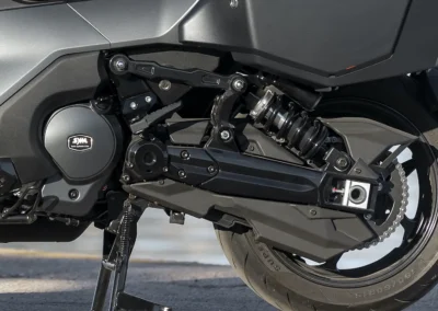 Avec son bicylindre de 45,6 ch et 49,9 Nm de couple, le TTLBT reste accessible avec le permis A2 tout en offrant de solides performances.