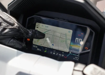 Le TTLBT est équipé de série d’un écran TFT tactile compatible Apple CarPlay.