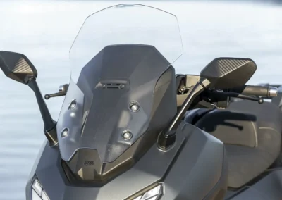 Le pare-brise à réglage électrique assure une excellente protection du buste, des épaules et du casque.