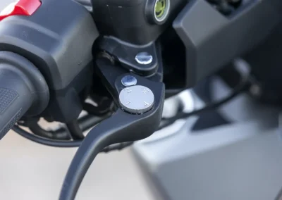 Le Sym TTBLT est équipé de leviers réglables pour un meilleur confort de conduite.