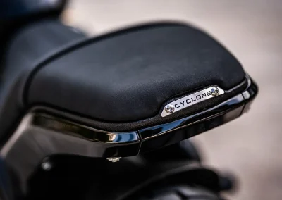 Les trajets en duo restent possibles, mais le passager devra faire avec une selle arrière minimaliste.