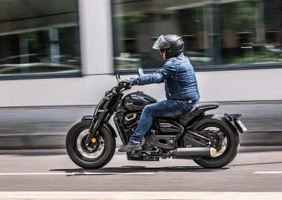 Les 198 kg restent perceptibles lors des manœuvres à l'arrêt mais disparaissent rapidement une fois la moto lancée.
