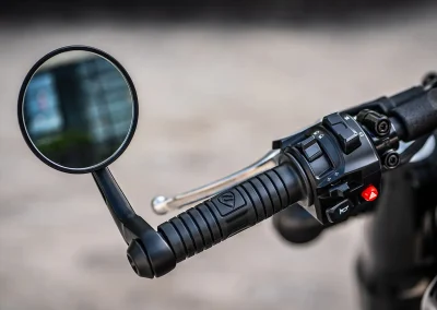 Les rétroviseurs en embout de guidon apportent une touche plus épurée et renforcent le style contemporain de la Cyclone RA 600.