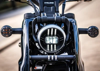 La Cyclone RA 600 revisite les codes classiques du bobber avec un style plus moderne et contemporain.