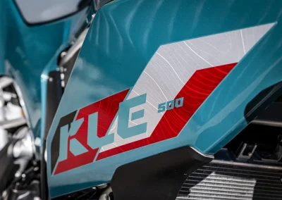 Produite par Kawasaki de 1991 à 2006, la KLE n’avait plus pointé le bout de son carénage chez le constructeur japonais avant cette année 2026.