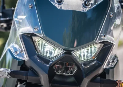 Avec sa double optique anguleuse, la KLE revendique fièrement le style dynamique et tranchant des roadsters emblématiques de la marque.