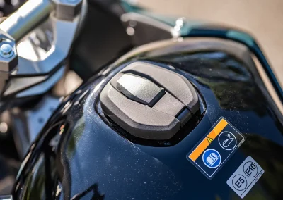 La consommation est estimée à 5,2 l/100km en conduite dynamique et 4,1 litres en usage normal.