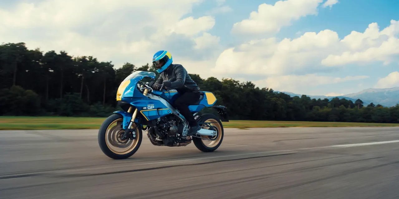 Yamaha XSR900 GP 2027 A2 : Legend Blue, hommage à Sarron