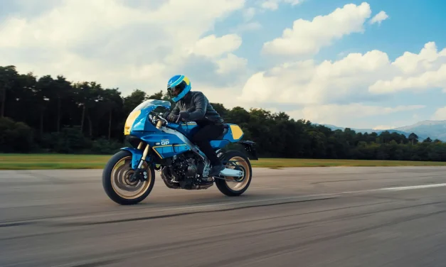 Yamaha XSR900 GP 2027 A2 : Legend Blue, hommage à Sarron